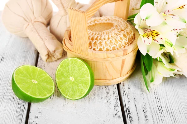 Spa Stilleven met bloem en kalk op houten tafel, close-up — Stockfoto