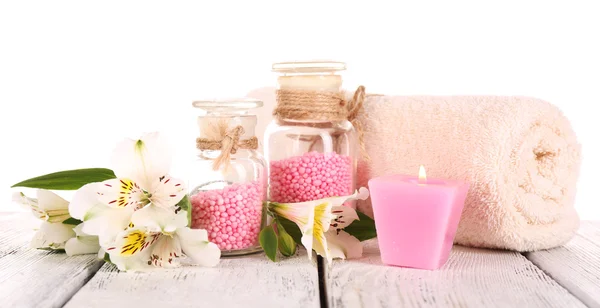 Balneario bodegón con flor y vela sobre mesa de madera aislada en blanco —  Fotos de Stock