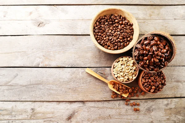 Varios de café en pequeños platos sobre mesa de madera, vista superior — Foto de Stock