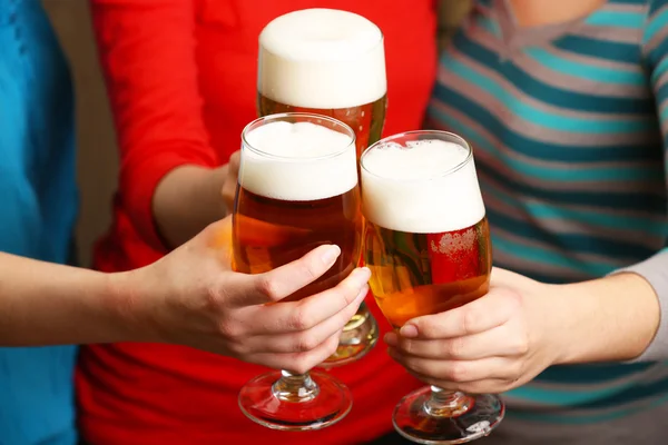Cerveja em mãos femininas, close-up — Fotografia de Stock