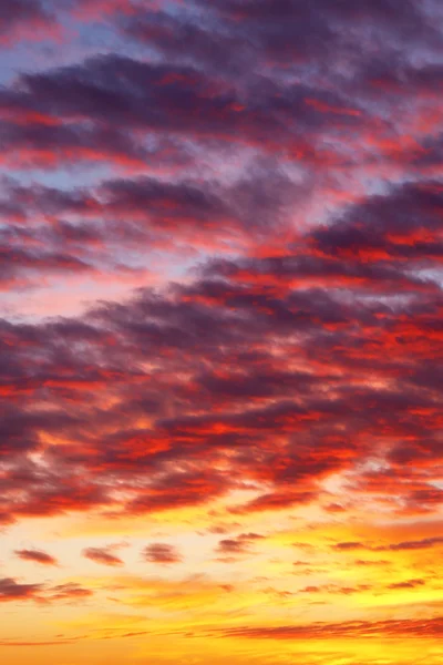 Prachtig uitzicht op de zonsondergang bewolkte hemel — Stockfoto