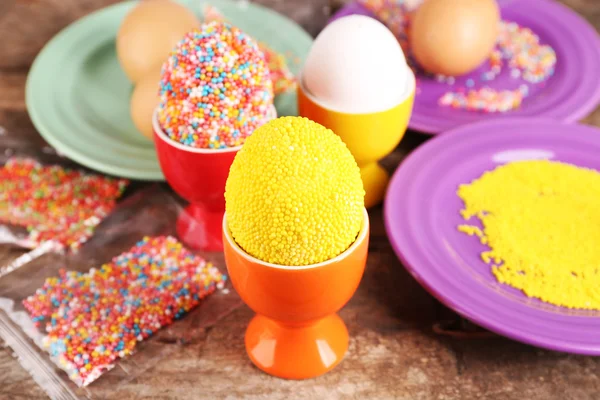 Διακόσμηση πασχαλινά αυγά με πολύχρωμες χάντρες σε ξύλινο τραπέζι, κινηματογράφηση σε πρώτο πλάνο — Φωτογραφία Αρχείου