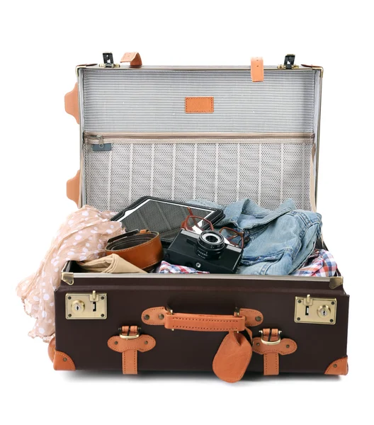 Pakowania walizki na wyjazd na białym tle — Zdjęcie stockowe