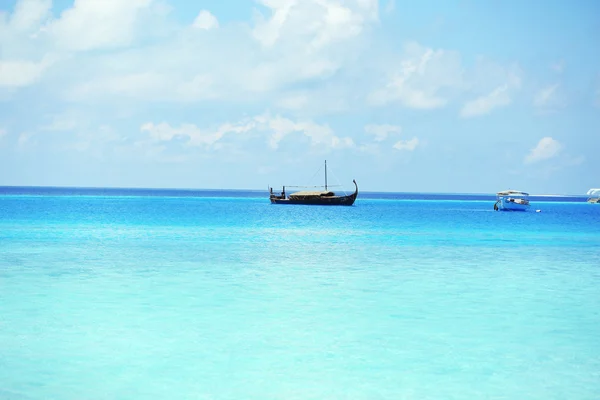 Blick auf wunderschönes blaues Meerwasser mit Schiff im Resort — Stockfoto