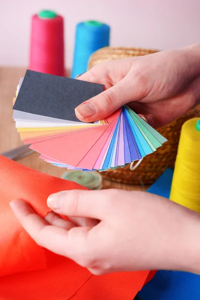 Campioni di tessuto colorato in mani femminili, primo piano — Foto Stock