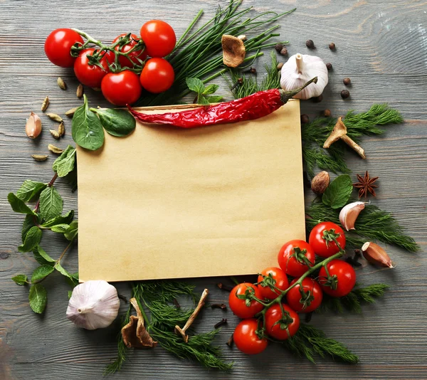 Offenes Rezeptbuch mit frischen Kräutern, Tomaten und Gewürzen auf Holzgrund — Stockfoto