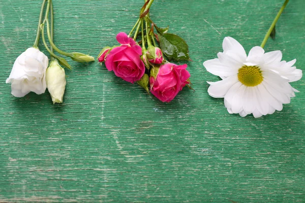 Olika blommor på trä bakgrund — Stockfoto