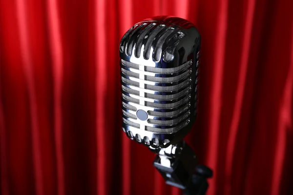 Retro ezüst mikrofon háttér piros szövet — Stock Fotó