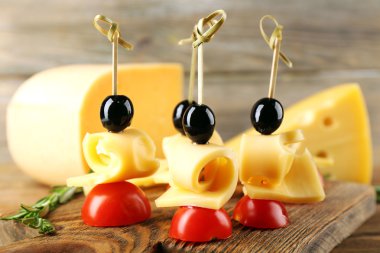 Kiraz domates ve ahşap zemin üzerine zeytin peynir kanepeler