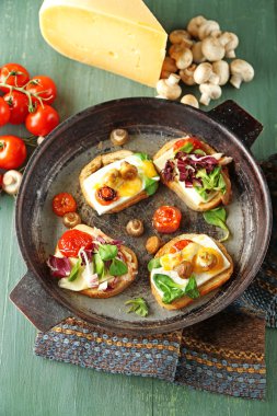 Ahşap masa üzerinde eski Pan lezzetli sandviçler