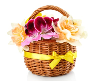 Beyaz sepetteki güzel çiçekler