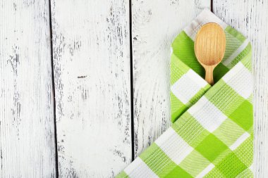 Ahşap masa arka plan üzerine kaşıkla damalı peçete