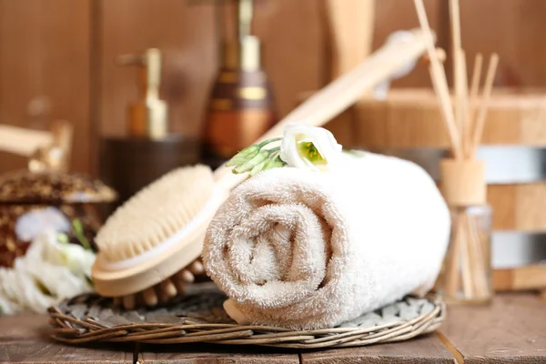 Hermosa composición de spa con toallas y flores en la mesa de cerca — Foto de Stock