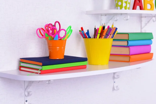 Prateleiras com artigos de papelaria em sala de crianças close-up — Fotografia de Stock