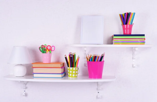 Prateleiras com artigos de papelaria em sala de crianças close-up — Fotografia de Stock