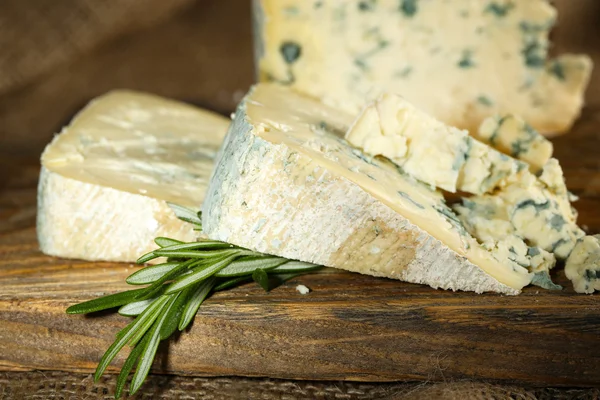 Blue cheese on wooden cutting board. closeup — Stock Photo, Image