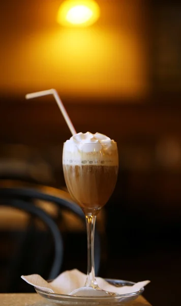 Copo de café com creme na mesa no café — Fotografia de Stock