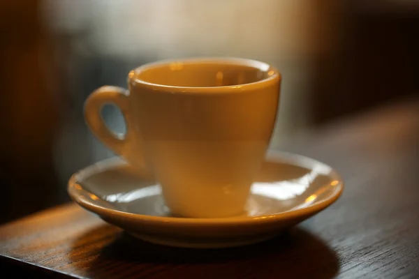 Kopje koffie op tafel in café — Stockfoto