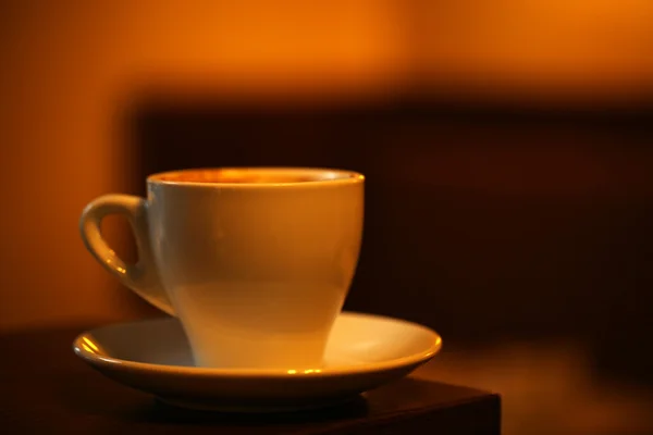 Kopje koffie op tafel in café — Stockfoto