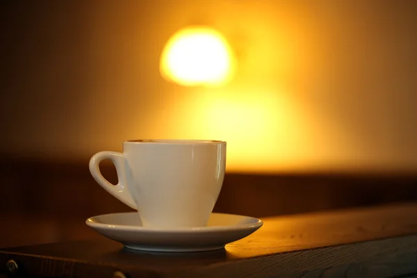 Taza de café en la mesa en la cafetería —  Fotos de Stock