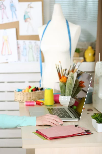 Seamstress hand - work flow, close up — Stock Photo, Image