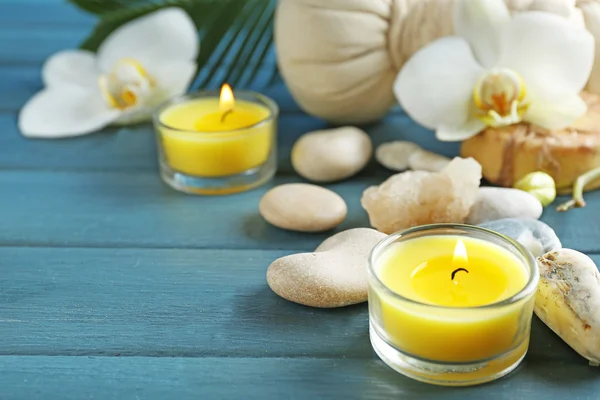 Bodegón con hermosa flor de orquídea, tratamiento de spa y guijarros, sobre fondo de madera — Foto de Stock