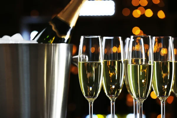 Sklenice šampaňského na baru pozadí — Stock fotografie