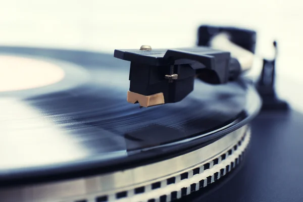 Gramophone med en vinylskiva, närbild — Stockfoto