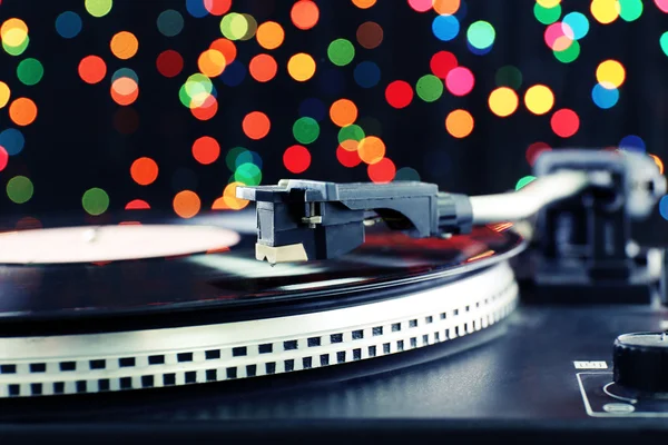 Gramophone met een vinyl record op kleurrijke onscherpe achtergrond — Stockfoto