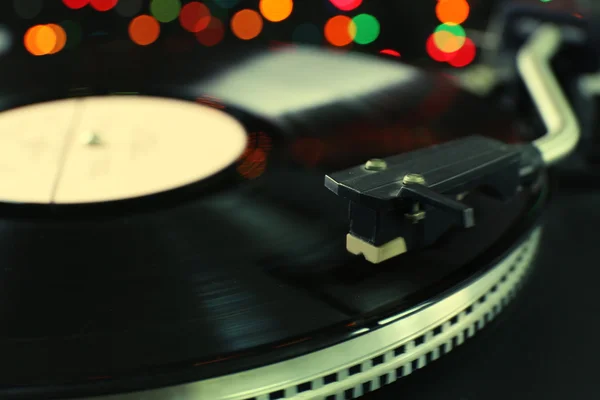 Gramophone met een vinyl record op kleurrijke onscherpe achtergrond — Stockfoto