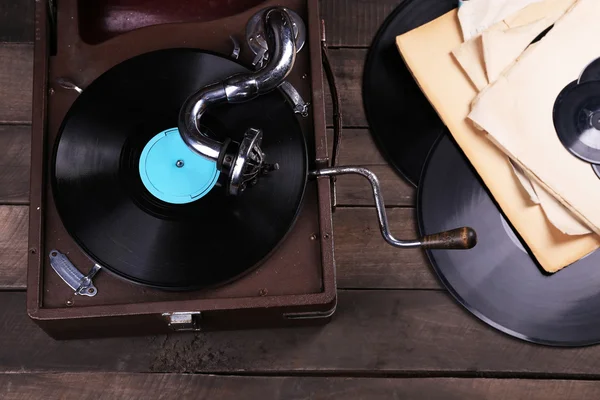 木製のテーブル、平面図上のビニール レコードと蓄音機 — ストック写真