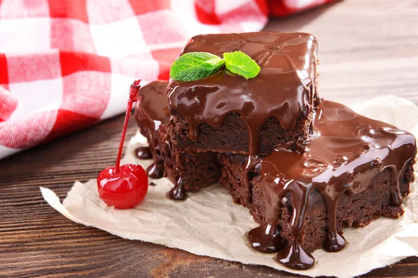 Délicieux gâteaux au chocolat sur table close-up — Photo