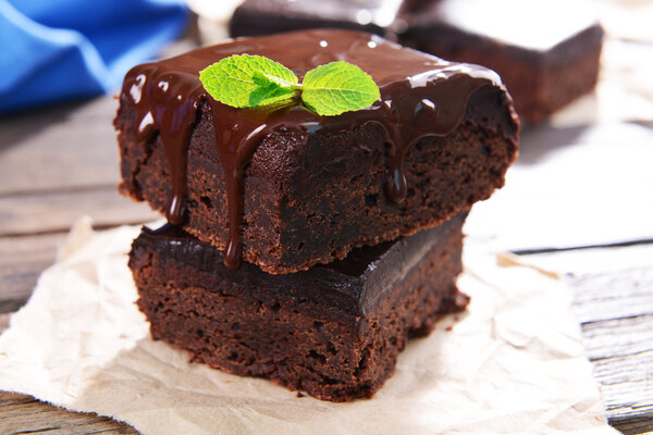 Вкусные шоколадные торты на столе крупным планом