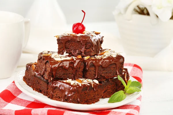 Вкусные шоколадные торты на тарелке на столе крупным планом — стоковое фото