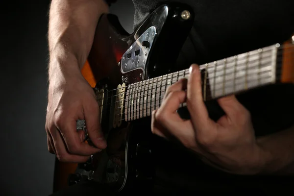 Jovem tocando na guitarra elétrica de perto — Fotografia de Stock