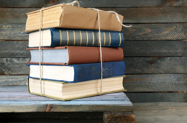 Pila de libros sobre fondo de madera —  Fotos de Stock