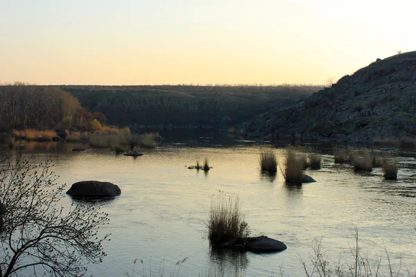 Ανοιξιάτικο τοπίο με ποτάμι, πέτρες και δέντρα — Φωτογραφία Αρχείου