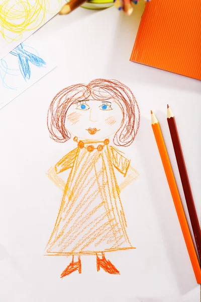 Enfants dessinant sur feuille blanche de papier avec des crayons, gros plan — Photo