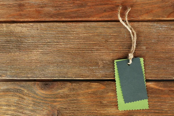 Etiqueta en blanco sobre fondo de madera — Foto de Stock