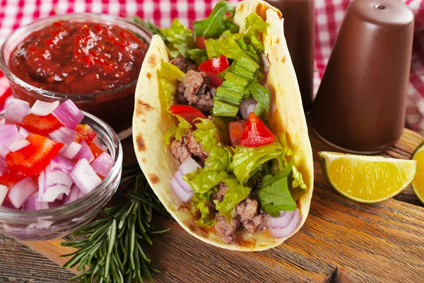 Comida mexicana Taco em tábua de corte de madeira, close-up — Fotografia de Stock
