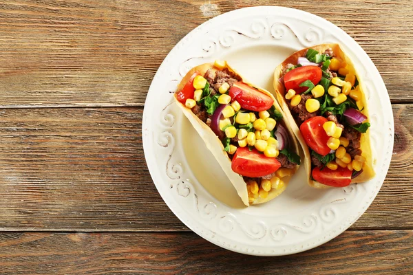 Mexické jídlo Taco deska na dřevěný stůl, pohled shora — Stock fotografie