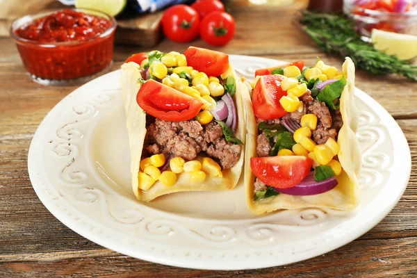 Mexikansk mat Taco i plattan på träbord, närbild — Stockfoto