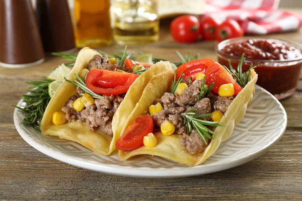 Comida mexicana Tacos em prato sobre mesa de madeira, close-up — Fotografia de Stock