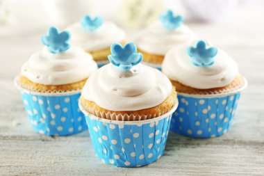 açık renkli tablo üzerinde lezzetli kek