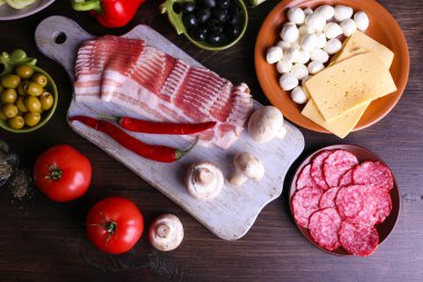 Ahşap masa farklı ürün yakın çekim