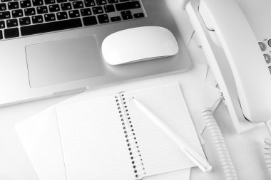 Ofis işyeri telefon seti ve bir dizüstü bilgisayar ile yakın çekim