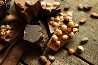 Natürmort kümesiyle ahşap masa, closeup üzerinde Fındıklı çikolata