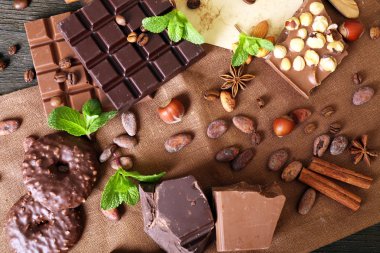 çikolata nane, baharat ve tablo, closeup kahve çekirdekleri ile