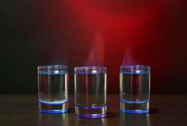 Renkli arka plan üzerinde fondip bardakları kokteyl yanan