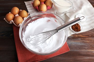 çırpılmış yumurta akı